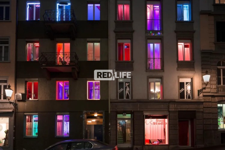 Erotikarbeit Kabinenarbeit Laufhaus Zürich Schaufenster